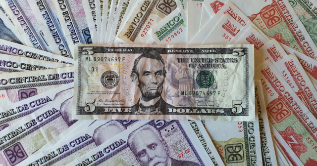 Precio del dólar cae en picado en mercado irregular de divisas en Cuba