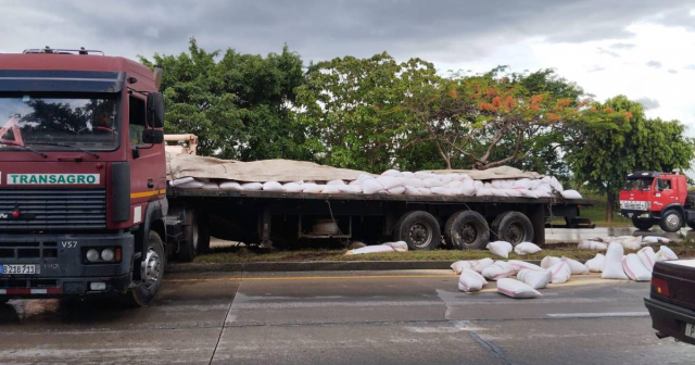 Camión cargado de pienso se accidenta en La Habana