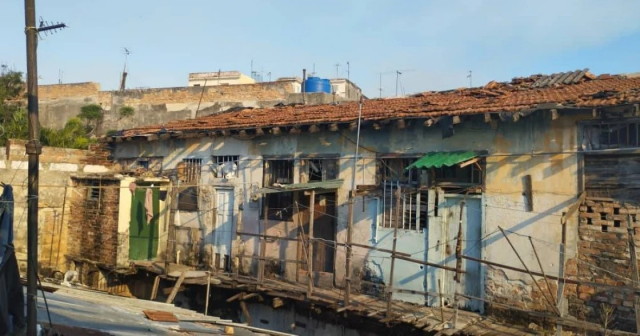 Vecinos malviven en solar que está a punto de venirse abajo en La Habana 