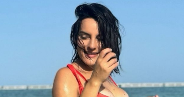 "La reina cubana", le dicen a Mily Alemán por fotos en bikini rojo en el agua de Punta Cana