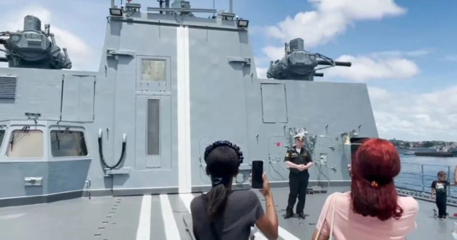 Corresponsal de CNN visita barco ruso en puerto de La Habana