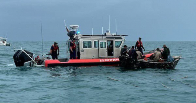 Guardia Costera de EE.UU. repatría a 19 balseros cubanos tras varias interceptaciones