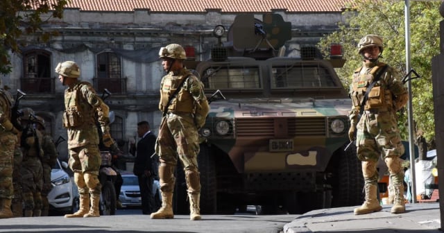 Fuerzas militares insubordinadas ingresan a palacio de gobierno en La Paz, Bolivia