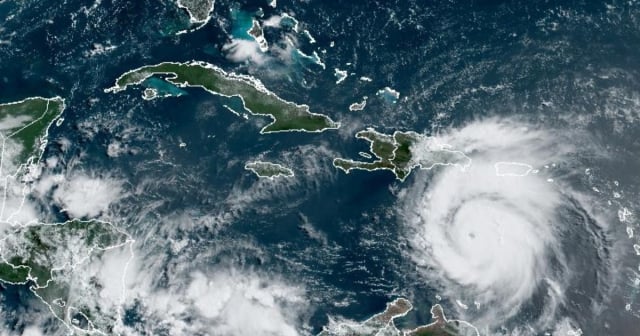 Huracán Beryl alcanza categoría 5 y continúa avance hacia el Golfo de México