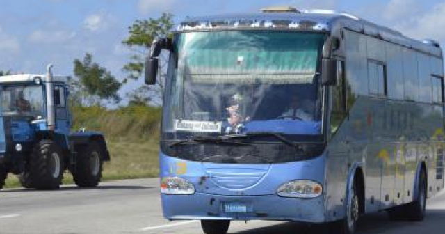 Tres fallecidos, incluido un niño, en accidente entre ómnibus y carretón en Granma 