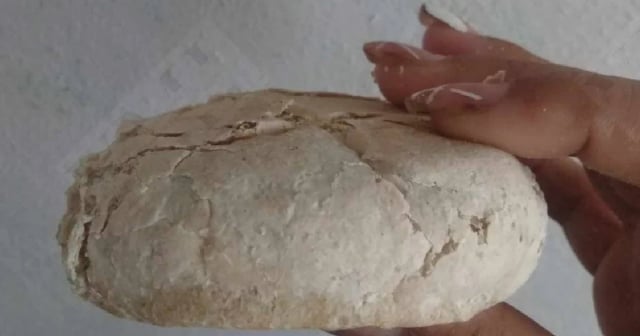 Cubano muestra pésima calidad del pan con un martillo: "Lo mojamos con agua de azúcar"