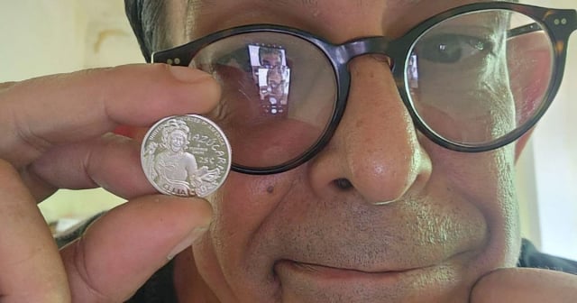 Humorista cubano Ulises Toirac alardea una moneda de Celia Cruz: “En mi mano ya”