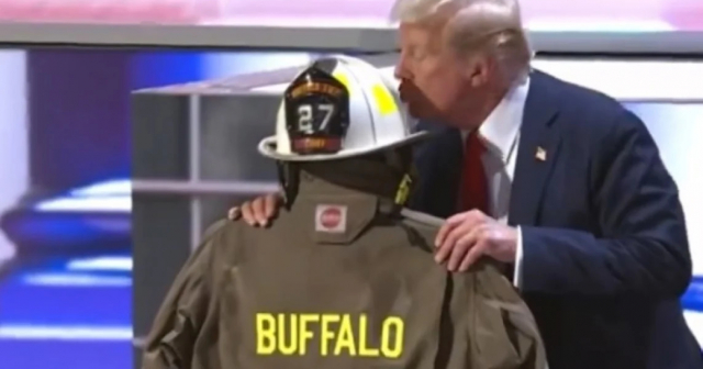 Trump rinde homenaje a bombero asesinado en mitin de Pensilvania y besa su casco