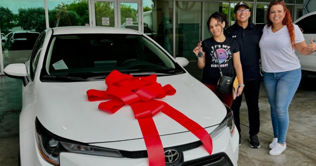 Hermano y cuñada de Cuqui La Mora se compran un carro a menos de un año de llegar a EE.UU.