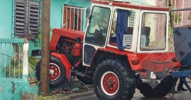 Se empotra un tractor contra el portal de una casa en Santiago de Cuba 