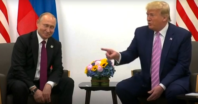 Trump felicita a Putin durante mitin en Atlanta