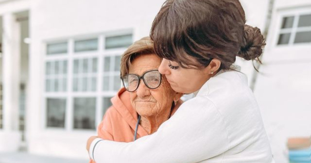 Aly Sánchez agradece las muestras de cariño tras la cirugía de emergencia de su abuela en Cuba