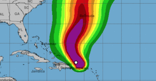 Tormenta Ernesto se convierte en huracán cerca de Puerto Rico