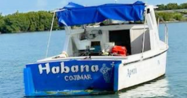 Grupo de cubanos desembarcan en un bote pesquero en Cayo de Florida