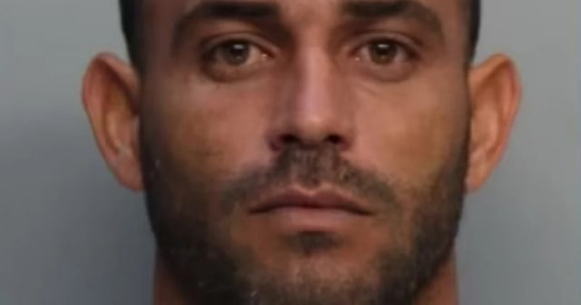 Cubano es detenido tras hacerse viral por patear un perro en edificio de Miami