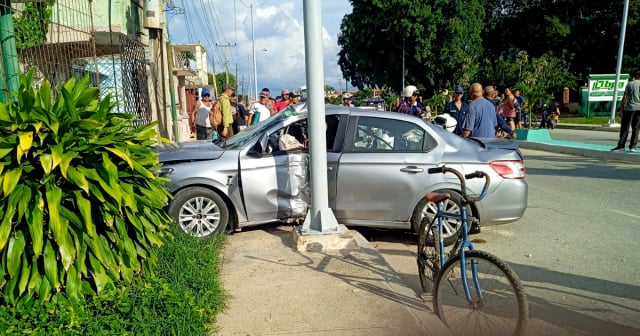 Conductor pierde control de auto de turismo y choca en Ciego de Ávila