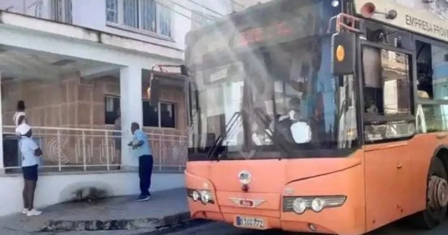 Cubanos aplauden a chofer de ómnibus que trasladó a joven desmayada en La Habana 