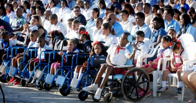 Madre cubana reclama al gobierno una silla de ruedas para que su hijo de cinco años pueda ir a la escuela