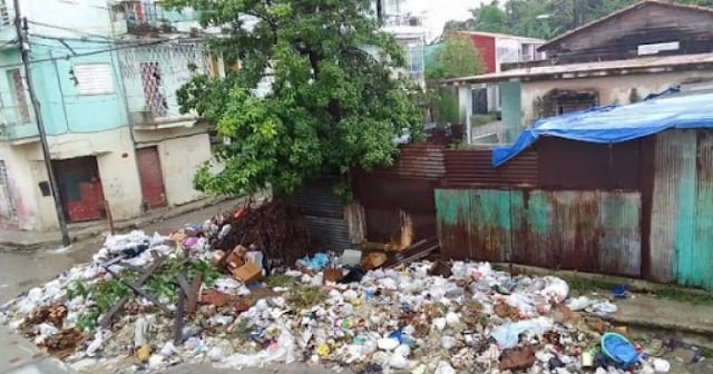 Enorme basurero llena de ratones esquina de La Habana