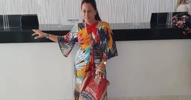 Cubana confunde bolsa de arroz de USA con cartera de playa y la utiliza para ir de vacaciones: "Ando a la moda"