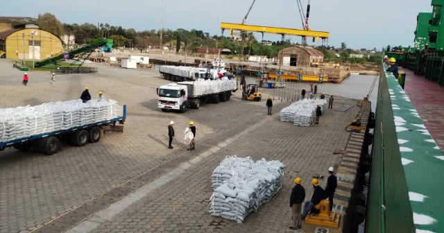 Cargan en Argentina 10 mil toneladas de frijoles negros para Cuba 