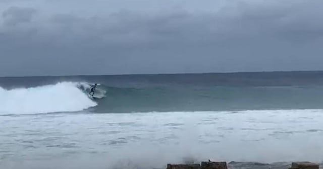 Surfistas cubanos aprovechan las olas que dejó el huracán Helene