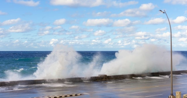 Cierran tramo de la Avenida Malecón por daños del huracán Helene