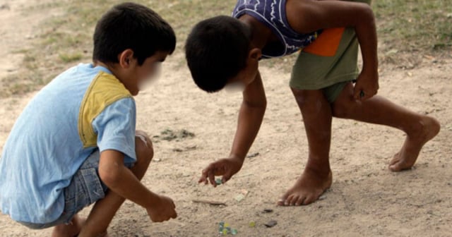 Niños juegan a las bolas por dinero durante horario escolar en Santiago de Cuba