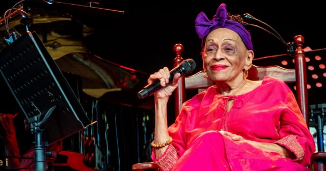 Omara Portuondo retirada en brazos de concierto en Barcelona tras quedar muda y desorientada 