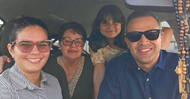 Actor Lieter Ledesma comparte la felicidad de tener a su madre en Estados Unidos: “Completo el familión”