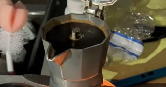 Creatividad cubana frente a los apagones: Así preparan café con una vela en la isla