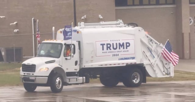 Trump llega a mitin en camión de basura y arremete contra Biden y Harris