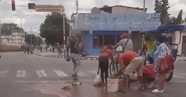 Personas recogen puré de tomate del suelo en céntrica calle de Santiago de Cuba