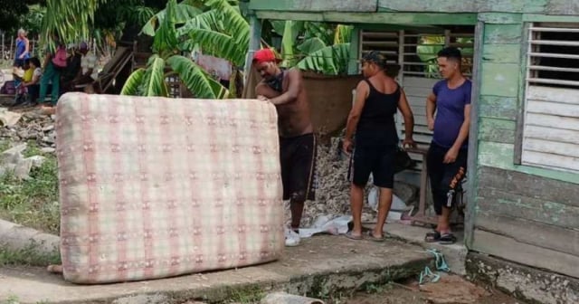 Hombre-taller recorre zonas afectadas por huracán Oscar en Guantánamo reparando colchones gratis