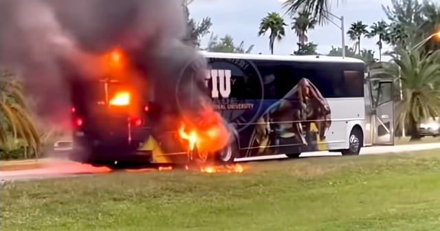 Se incendia autobús de estudiantes de la Universidad Internacional de Florida