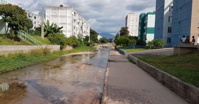 Anciano muere en edificio de Santiago de Cuba y autoridades demoran horas en retirar el cuerpo