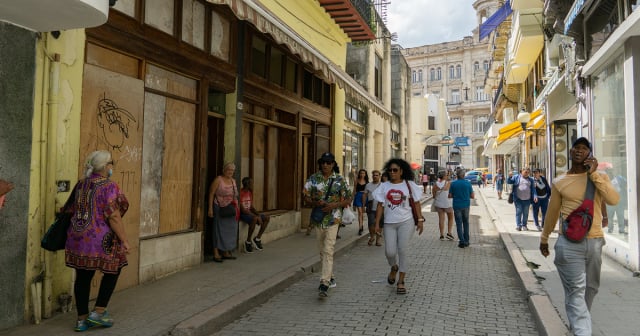 Dos niños cubanos venden caramelos en calles de La Habana para ayudar a su abuela