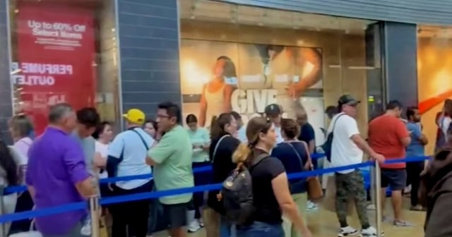 Largas colas en centros comerciales de Miami-Dade por el Black Friday 