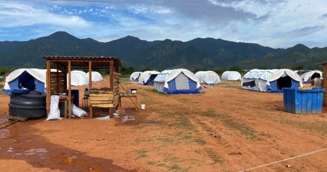 Así es el campamento donde viven las familias que perdieron todo por el huracán Oscar en Imías