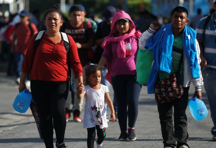 Al menos 2 mil salvadore os salen en una nueva caravana hacia