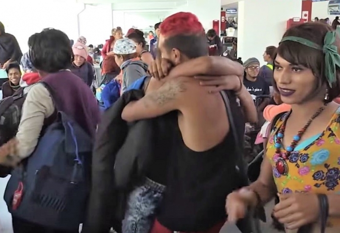 Grupo LGBT de la caravana de migrantes llega a la frontera de