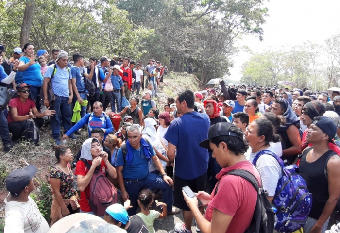 Caravana de migrantes cubanos y centroamericanos avanza hacia