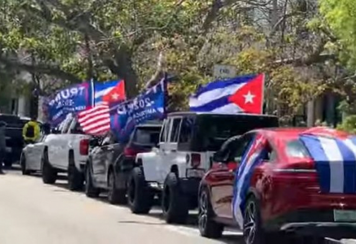 Arrebatan bandera pro Trump de un auto durante caravana en Miami