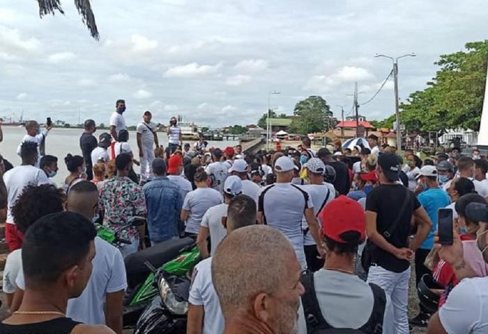 Cientos de migrantes cubanos preparan caravana hacia EE.UU. desde