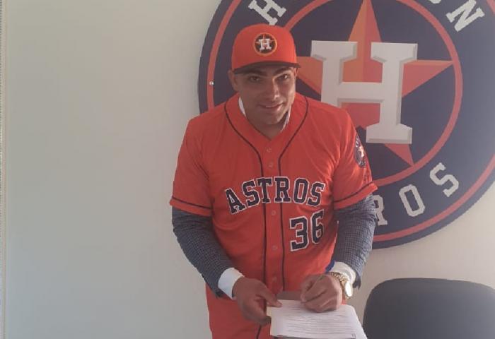 Pitcher cubano de 19 años firma con los Houston Astros de MLB