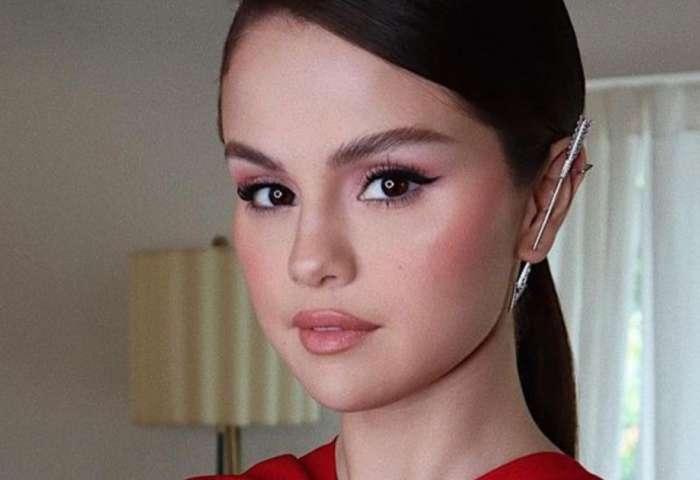 Selena Gomez deslumbra con un vestido rojo en los Critics Choice Awards 2022