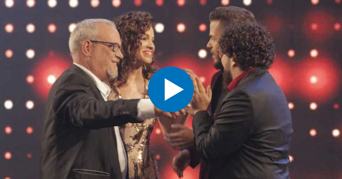 Ganadores del Gran Premio: compositor Roly Rivero y cantante Annys Batista saludan al Premio de la Popularidad: Dúo Saudade © www.tvcubana.icrt.cu