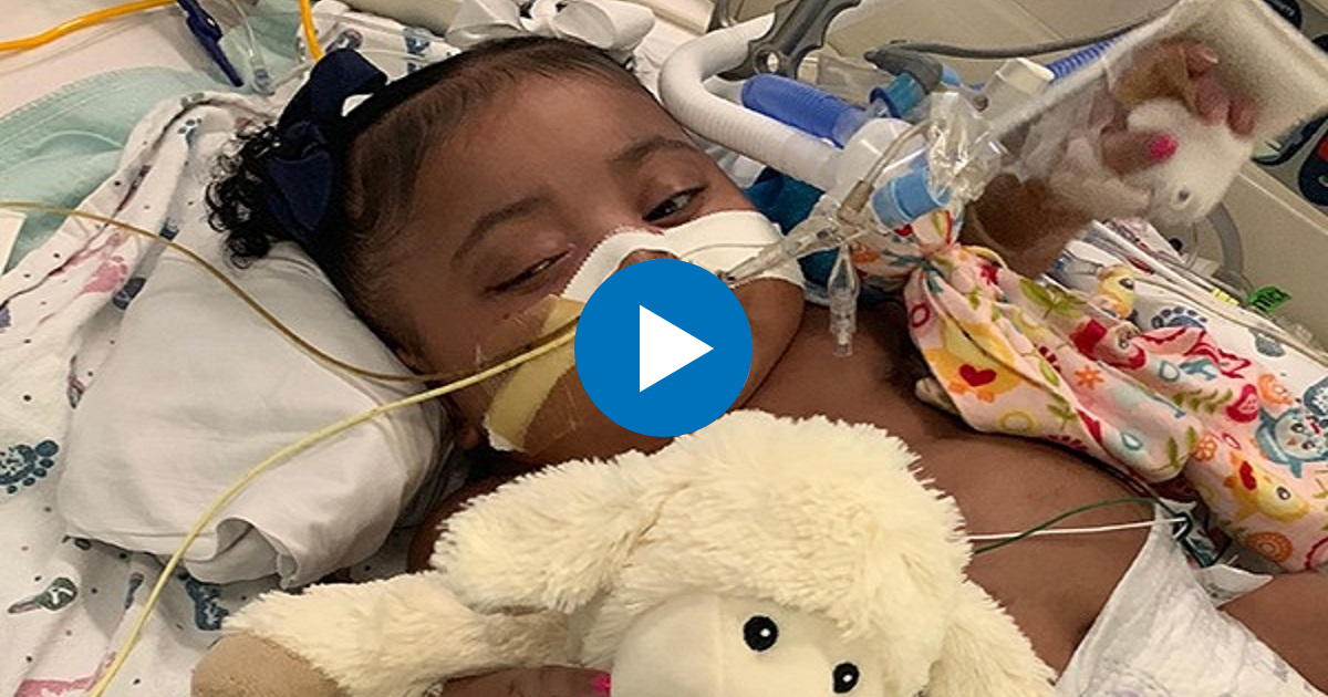 Tinslee Lewis es una bebé prematura que sufre una cardiopatía congénita y sobrevive con ayuda de un respirador. © Facebook/Texas Right to Life