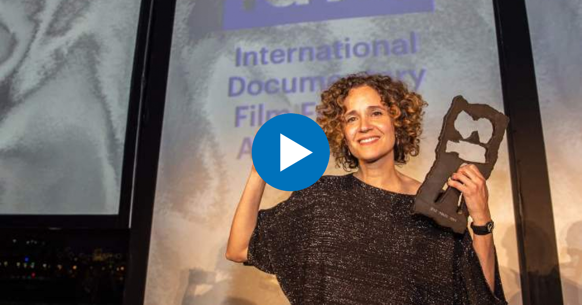 Heidi Hassan, una de las dos realizadores, recoge los premios en Amsterdam. © Facebook / InAWhisperDOC
