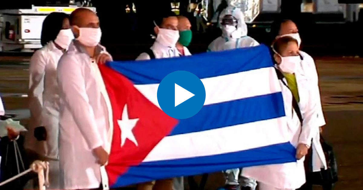 Sanitarios de la Isla muestran la bandera de Cuba a su llegada a Sudáfrica © Captura de vídeo / SABC News